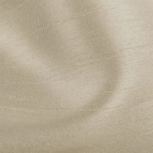Detailaufnahme: Blickdichte, hell taupefarbene Gardine mit Schlaufen, 140x145 cm. Fenstervorhang aus Polyester.