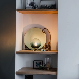 Art Deco Tischlampe Pallon von QAZQA: Messingfuß, blaue Glaskugel, warmes Licht. Dekorative Innenleuchte.