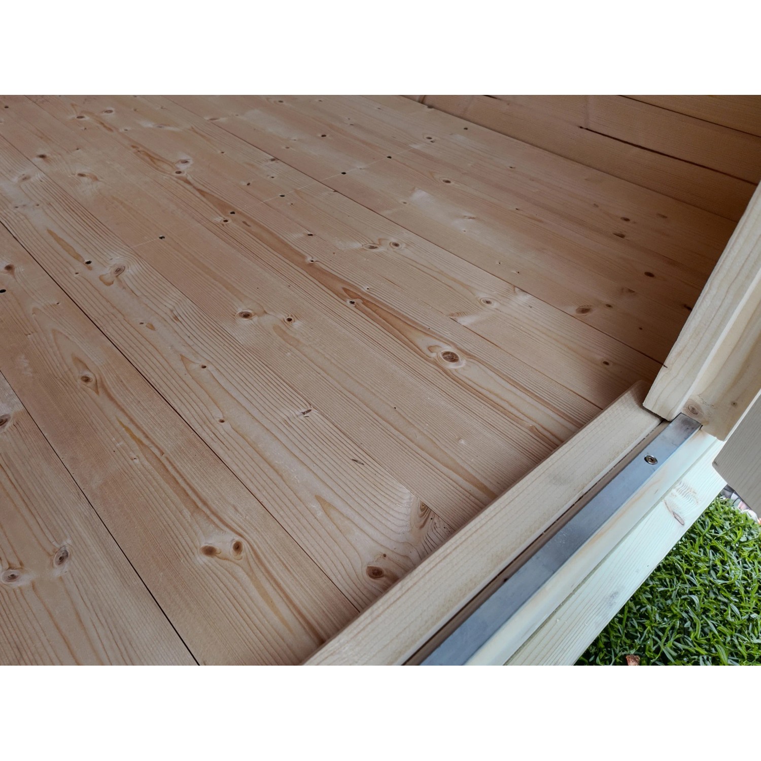 Detailaufnahme des Massivholzbodens im weka Gartenhaus 122, naturbelassen.