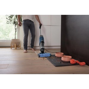 Shark Nass-Trockensauger WD100EU in Anwendung auf Holzboden mit Tierfutterresten.