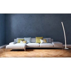 Moderne LED-Stehleuchte Dubai in Chromoptik neben einem Sofa. Design-Stehlampe mit Touch-Dimmer.