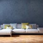 Moderne LED-Stehleuchte Dubai in Chromoptik neben einem Sofa. Design-Stehlampe mit Touch-Dimmer.