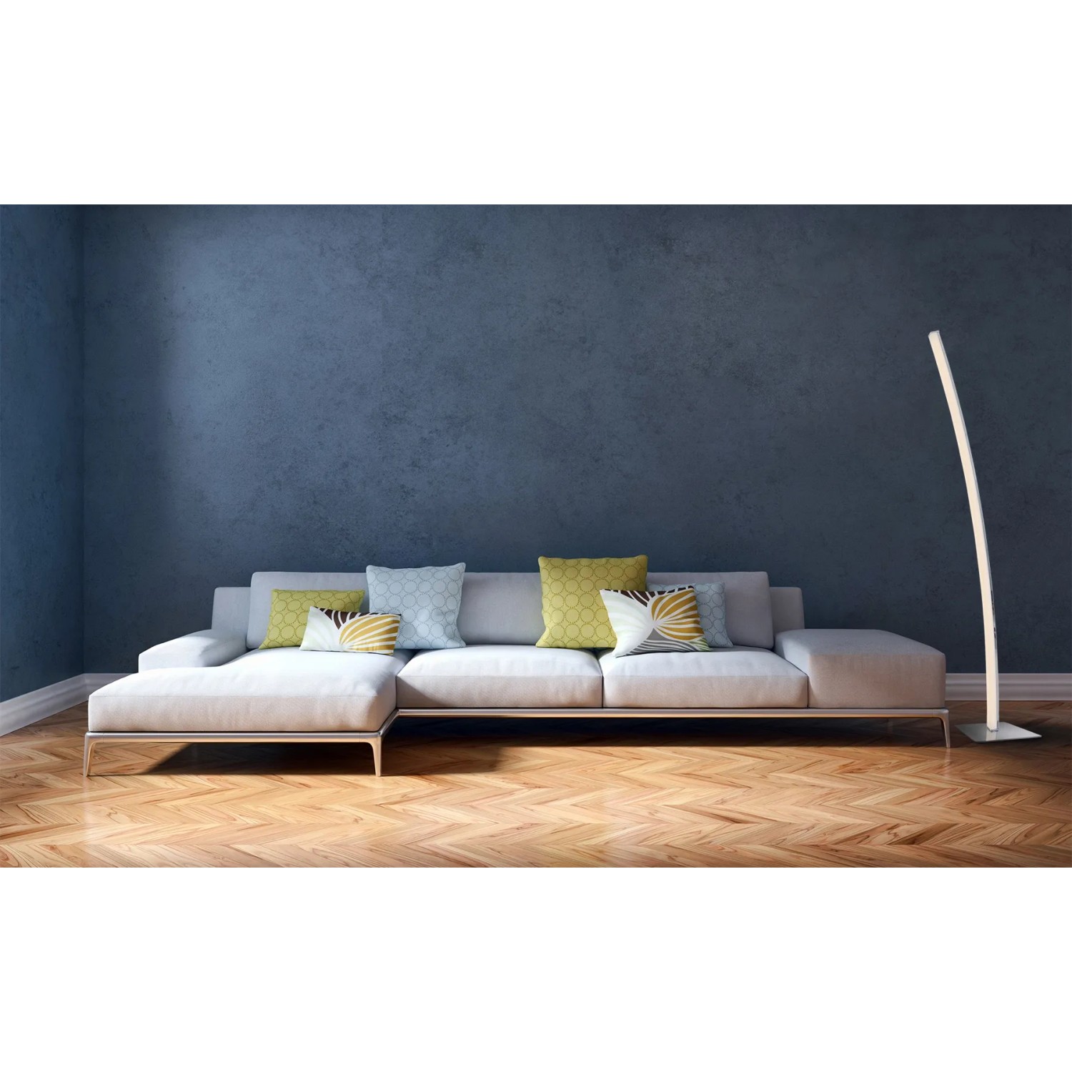 Moderne LED-Stehleuchte Dubai in Chromoptik neben einem Sofa. Design-Stehlampe mit Touch-Dimmer.