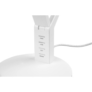 Detailaufnahme der weißen Trio LED-Tischleuchte Ava mit Touch-Bedienfeld.