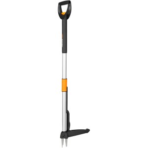 Fiskars Smartfit Teleskop-Unkrautstecher für rückenschonendes Jäten im Garten.