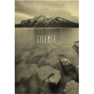 Komar Wandbild Word Lake Sand, 50x70 cm, mit Bergsee und dem Wort 'Silence'.