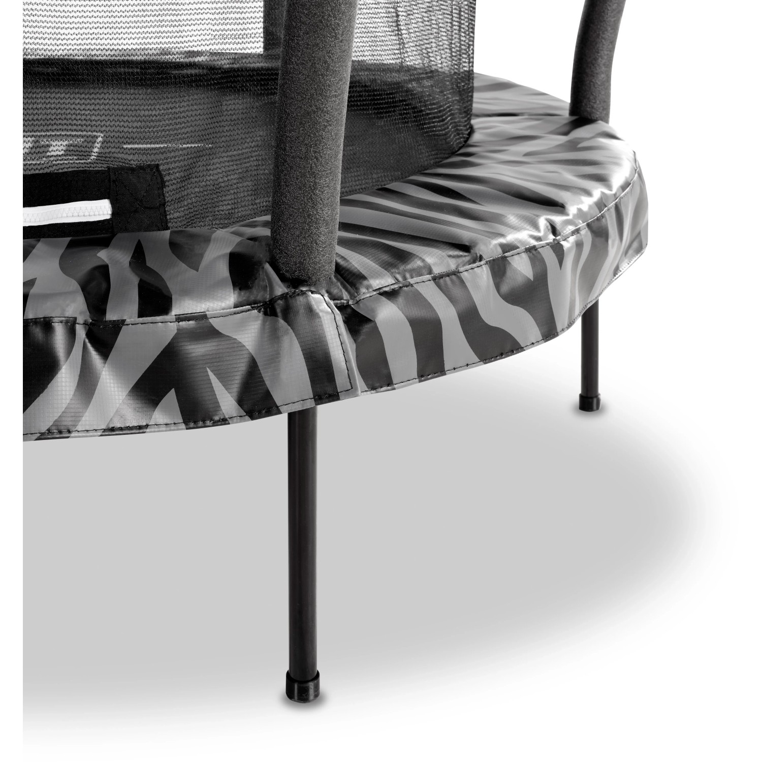 Detailaufnahme: Schwarz-graues EXIT Tiggy Junior Trampolin Ø140cm mit Sicherheitsnetz.