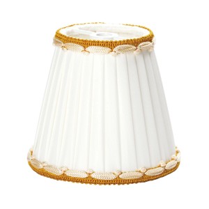 Weißer plissierter Seiden-Aufsetzschirm mit goldener Borte für Kronleuchter und Lampen. Weiche Lichtstreuung.