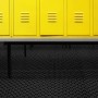 Schwarze KARAT Hygienematte 120x1100cm für Barfußzonen vor gelben Spinden.