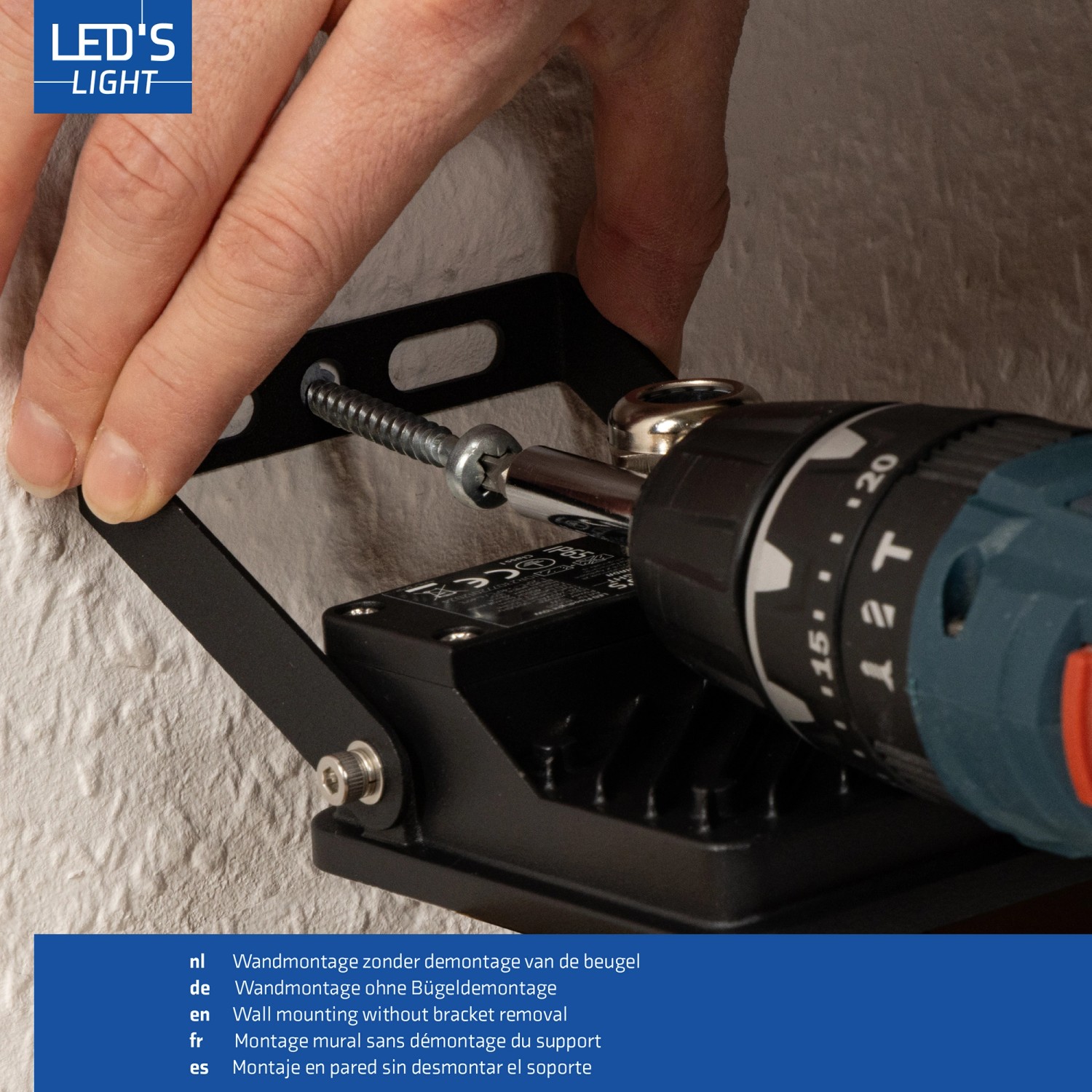 Montage des schwarzen LED's light Wandstrahlers (20W) an einer Wand mit Schraube und Akkuschrauber.