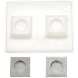 Glorex Gießform für Teelichthalter, quadratisch, 7x7 cm, mit zwei Mulden und zwei gegossenen Beispielen.
