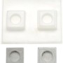 Glorex Gießform für Teelichthalter, quadratisch, 7x7 cm, mit zwei Mulden und zwei gegossenen Beispielen.