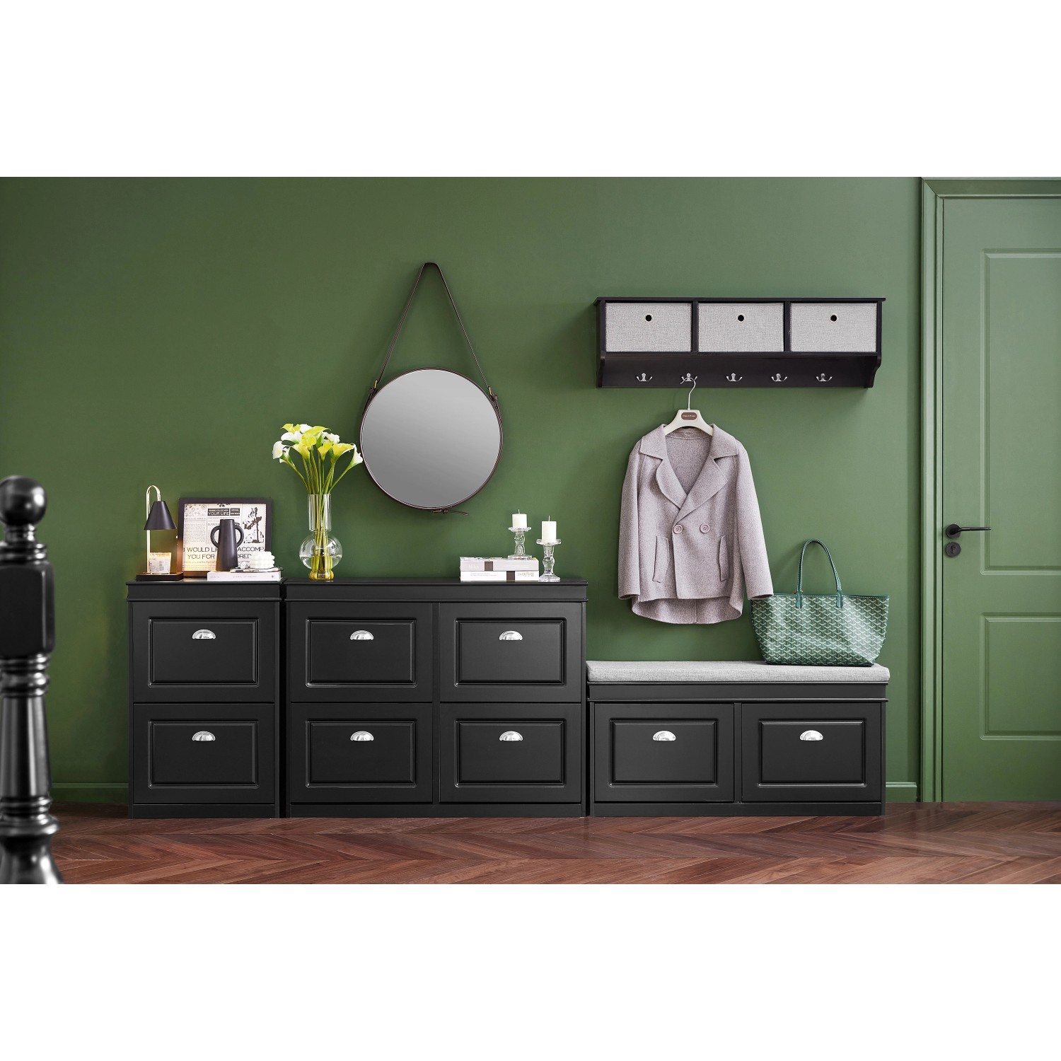 Schwarzer SoBuy Schuhschrank FSR79-SCH mit 4 Klappen und silbernen Griffen vor grüner Wand.