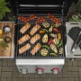 Weber Gasgrill E-310 Spirit mit Grillgut und Zubehör auf Seitentischen.