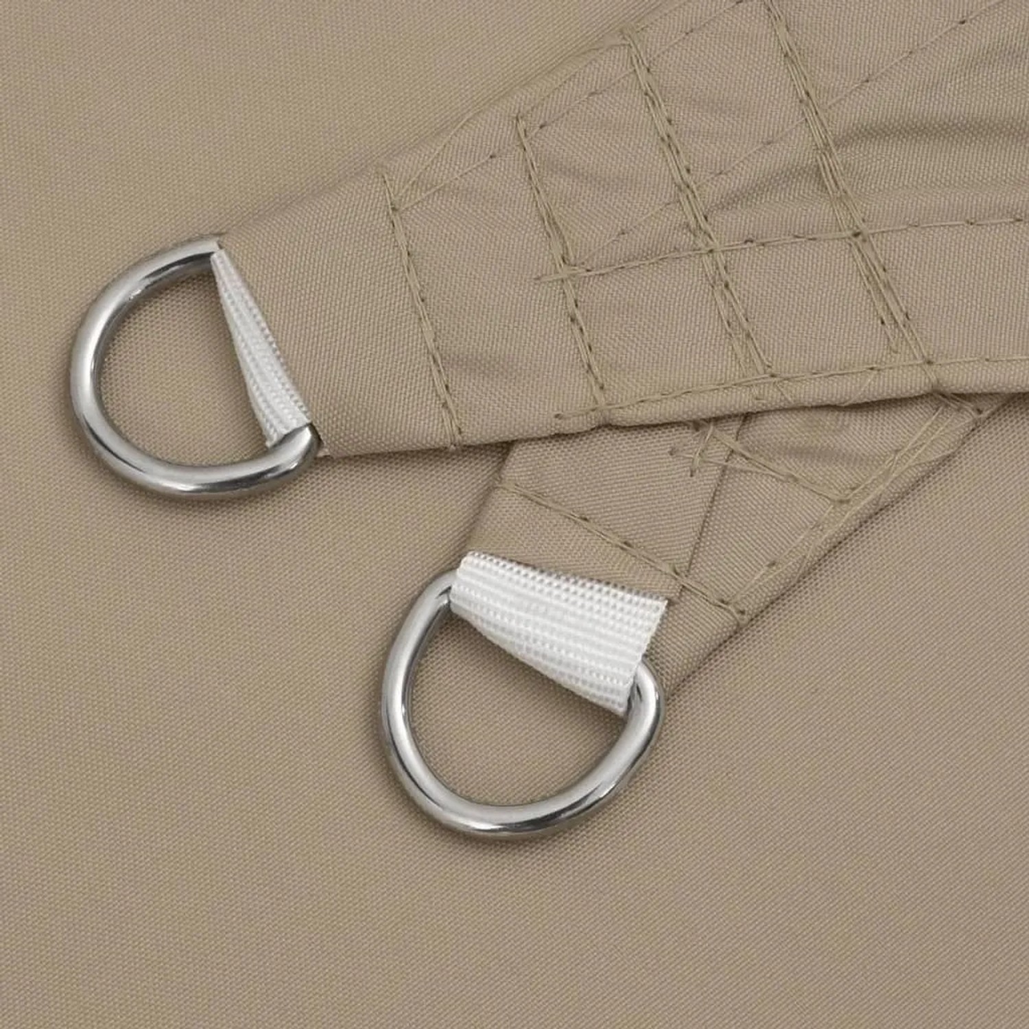 Taupe Sonnensegel aus Oxford-Gewebe, Detail der Edelstahl-D-Ringe zur Befestigung. Ideal für Garten & Terrasse.