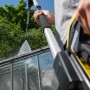 Kärcher Teleskopstrahlrohr TLA 4 im Einsatz zur Reinigung eines Wintergartens.