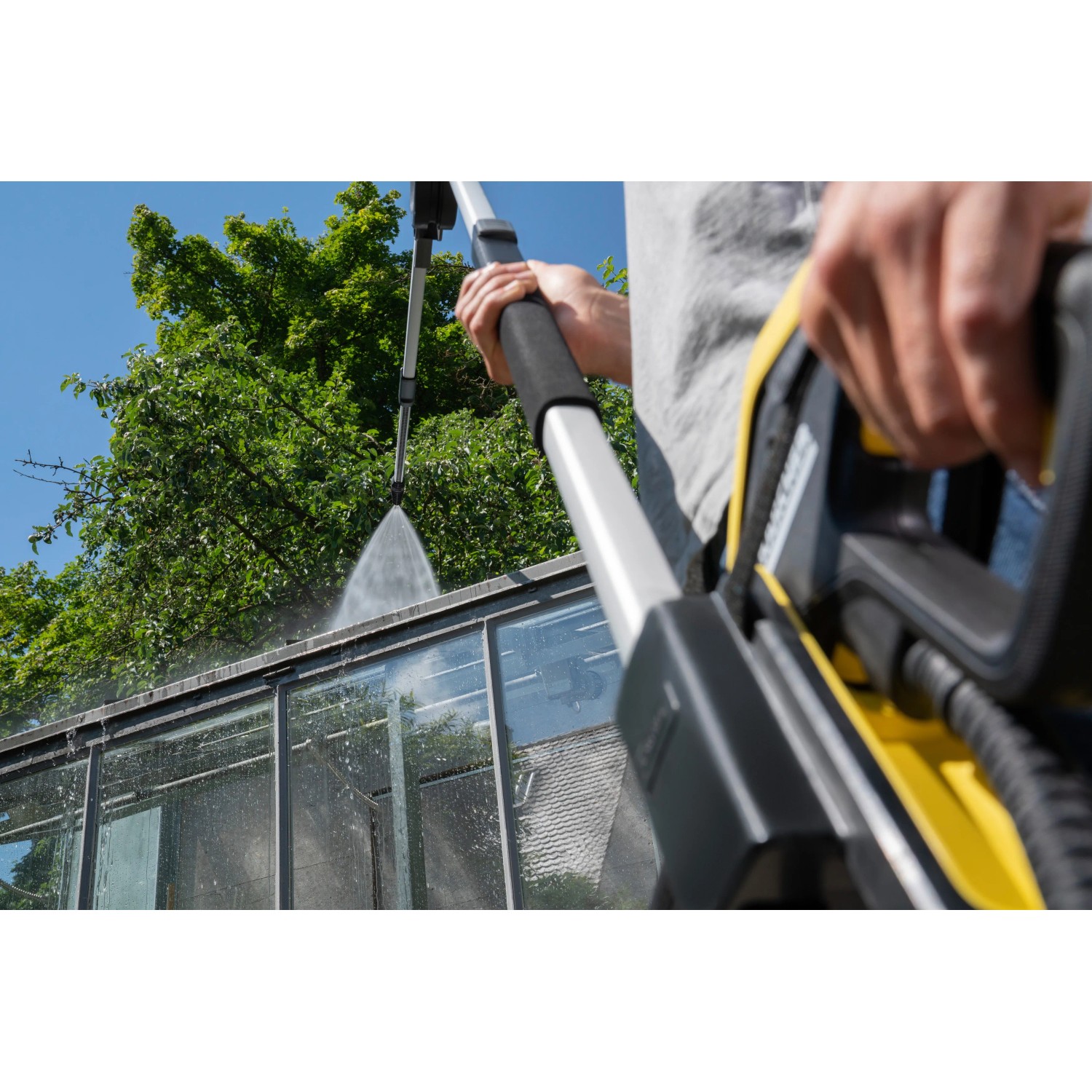 Kärcher Teleskopstrahlrohr TLA 4 im Einsatz zur Reinigung eines Wintergartens.