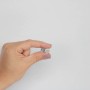 Fix-o-moll Magnetschnäpper Neodym, silber, in Hand gehalten. Zum Einbohren für Möbel und Schränke.