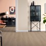 Verlegtes Egger NatureSense Aqua Laminat in Braun, wasserfest und passend zum Wohnraum.