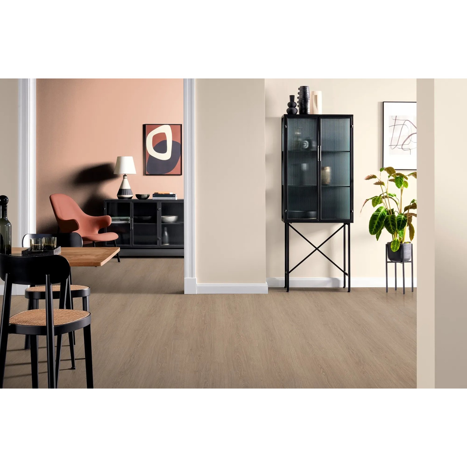 Verlegtes Egger NatureSense Aqua Laminat in Braun, wasserfest und passend zum Wohnraum.