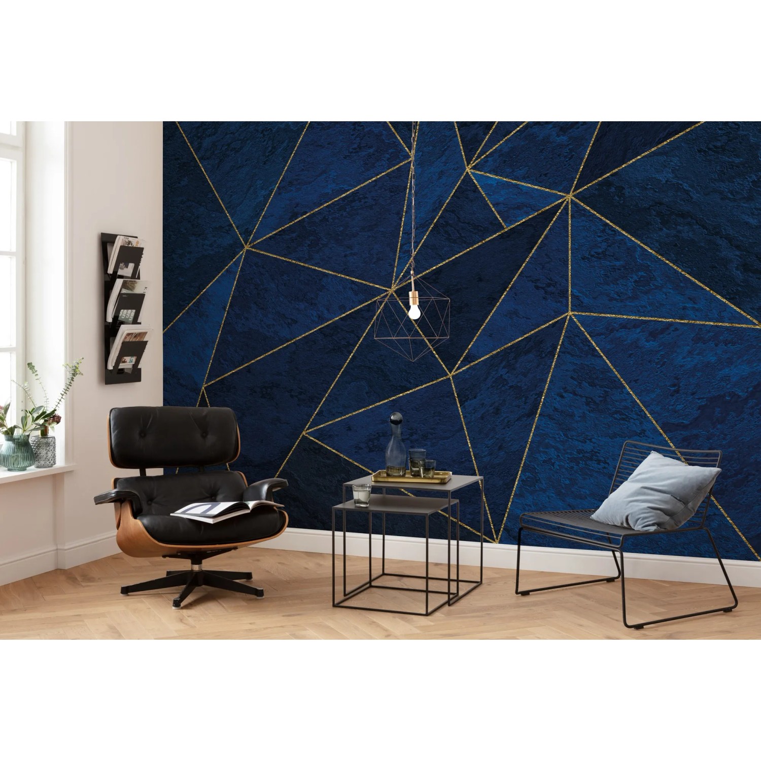 Komar Vlies Fototapete La Mer, 400x280cm, blaues Muster mit goldenen Linien im Wohnraum.