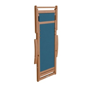 Zusammengeklappte Juskys Akazienholz Strandliege Tavira in Petrol. Sonnenliege aus Holz mit blauem Bezug.