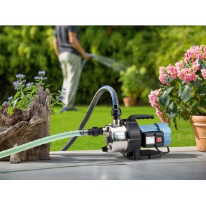 Gartenpumpe 800 W aus Edelstahl mit Schlauch im Einsatz zur Gartenbewässerung.