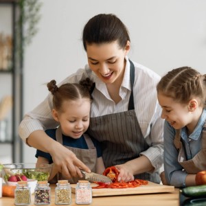 Transparente Gewürzgläser aus Glas mit Korkdeckel in der Küche. Ideal zur Gewürzaufbewahrung beim Kochen.