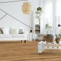 Wohnraum mit Click-Vinylboden Wesselhorn Eiche in Holzoptik. Moderner Bodenbelag für Wohnzimmer.