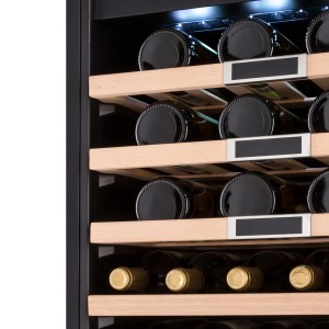 Klarstein Weinkühlschrank, Edelstahl/Schwarz, mit Holzböden und gelagerten Weinflaschen.