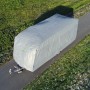 Graue GreenYard Wohnwagen Abdeckplane XXL (730x250x220cm) zum Schutz vor Frost und Witterung.
