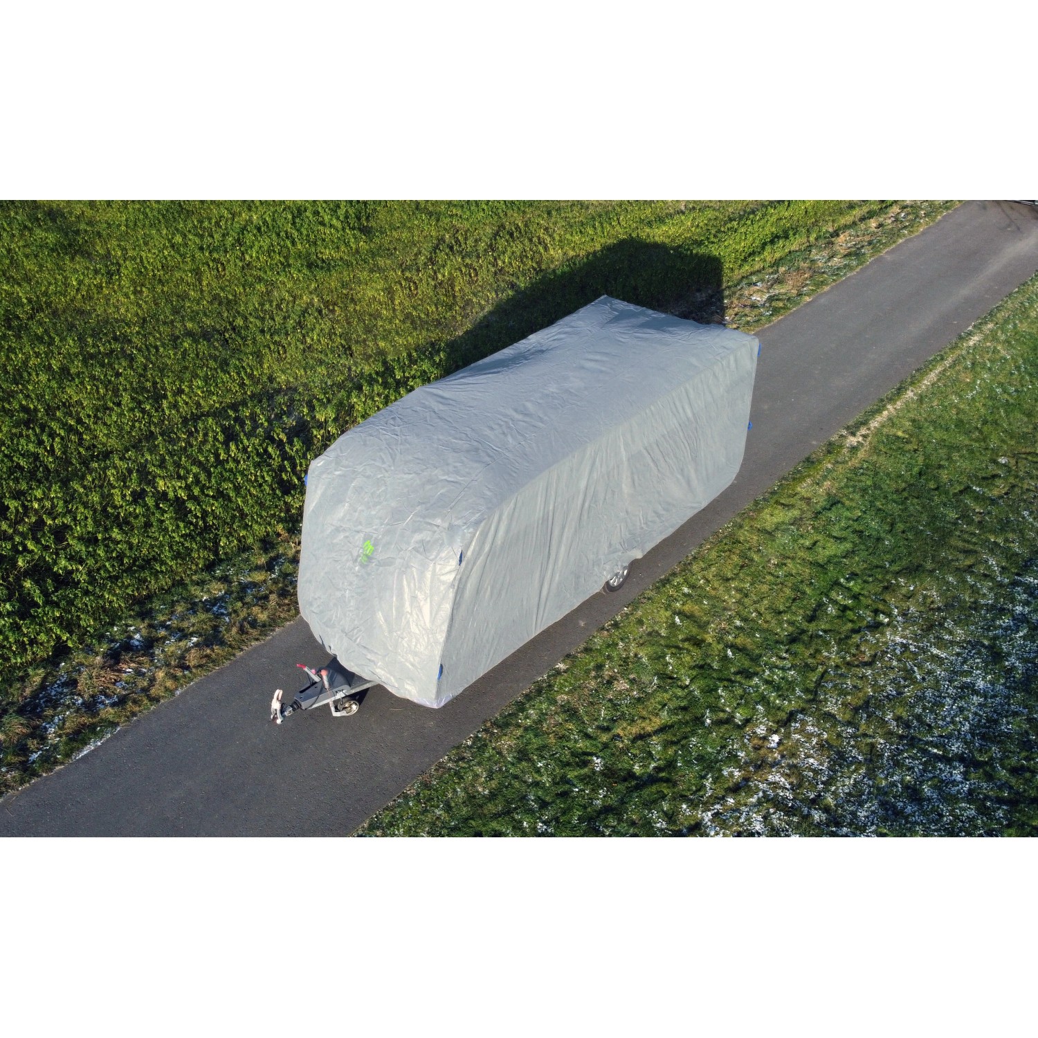 Graue GreenYard Wohnwagen Abdeckplane XXL (730x250x220cm) zum Schutz vor Frost und Witterung.