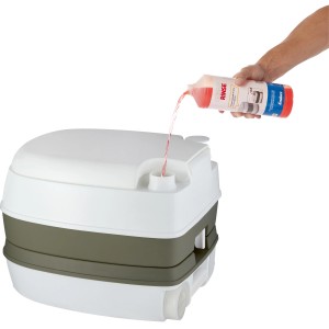 Enders Campingtoilette Mobil WC Comfort: Befüllen des Spülwassertanks mit Reiniger.