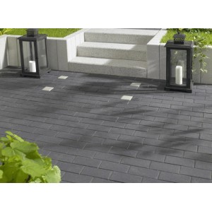 Anthrazitfarbenes Rechteckpflaster 20x10x8 cm auf einer Terrasse mit Laternen und Treppe.