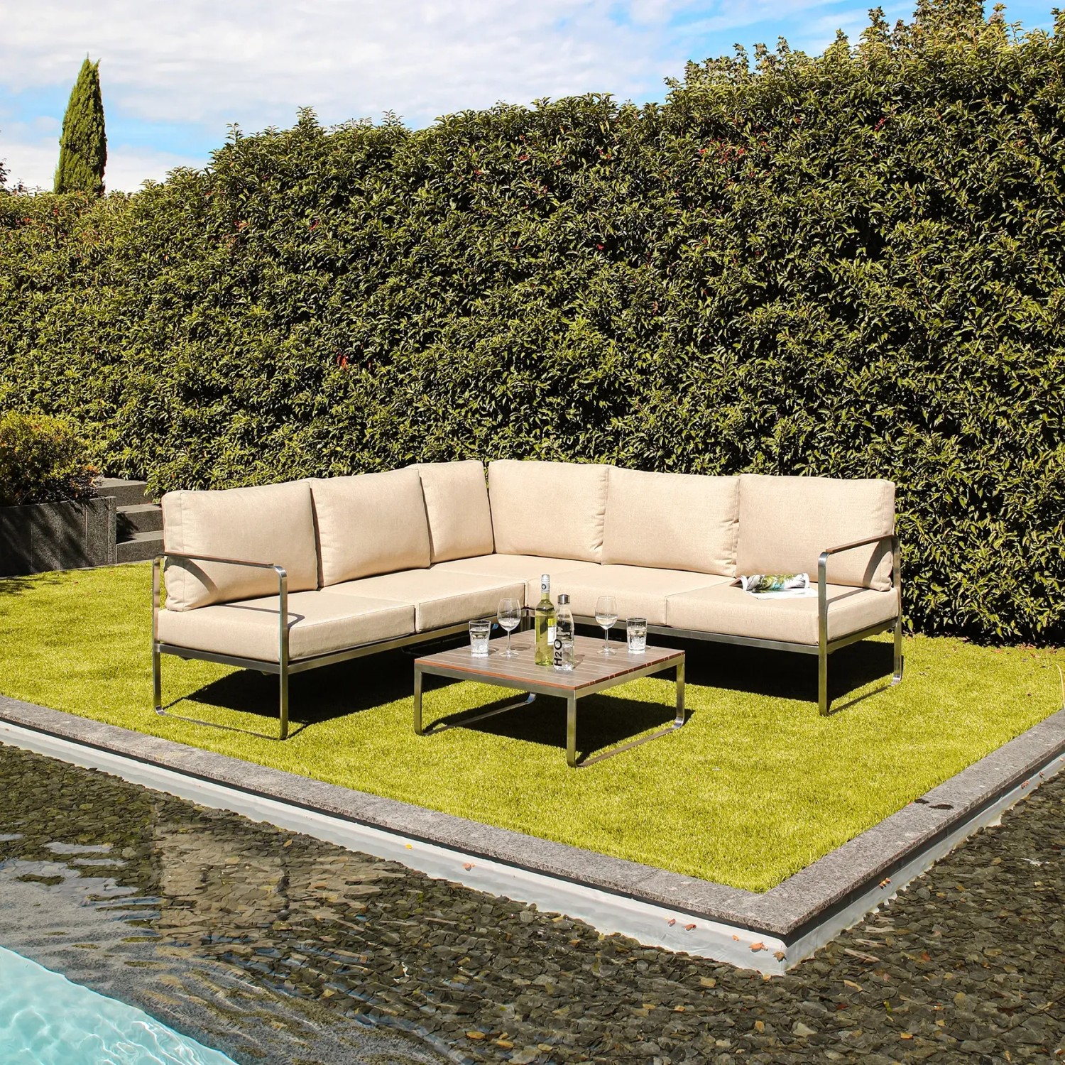 4-tlg. Greemotion Lounge-Set Sydney aus Edelstahl, silber-beige, mit Tisch und Polstern.
