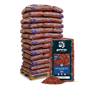 Rote Galamio Holzhackschnitzel in 60l Säcken auf einer Palette. Mulch für Garten und Beete.