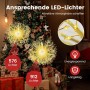 Zwei goldene LED-Leuchtkugeln in Pusteblumen-Design hängen als festliche Weihnachtsdekoration vor einem Baum.