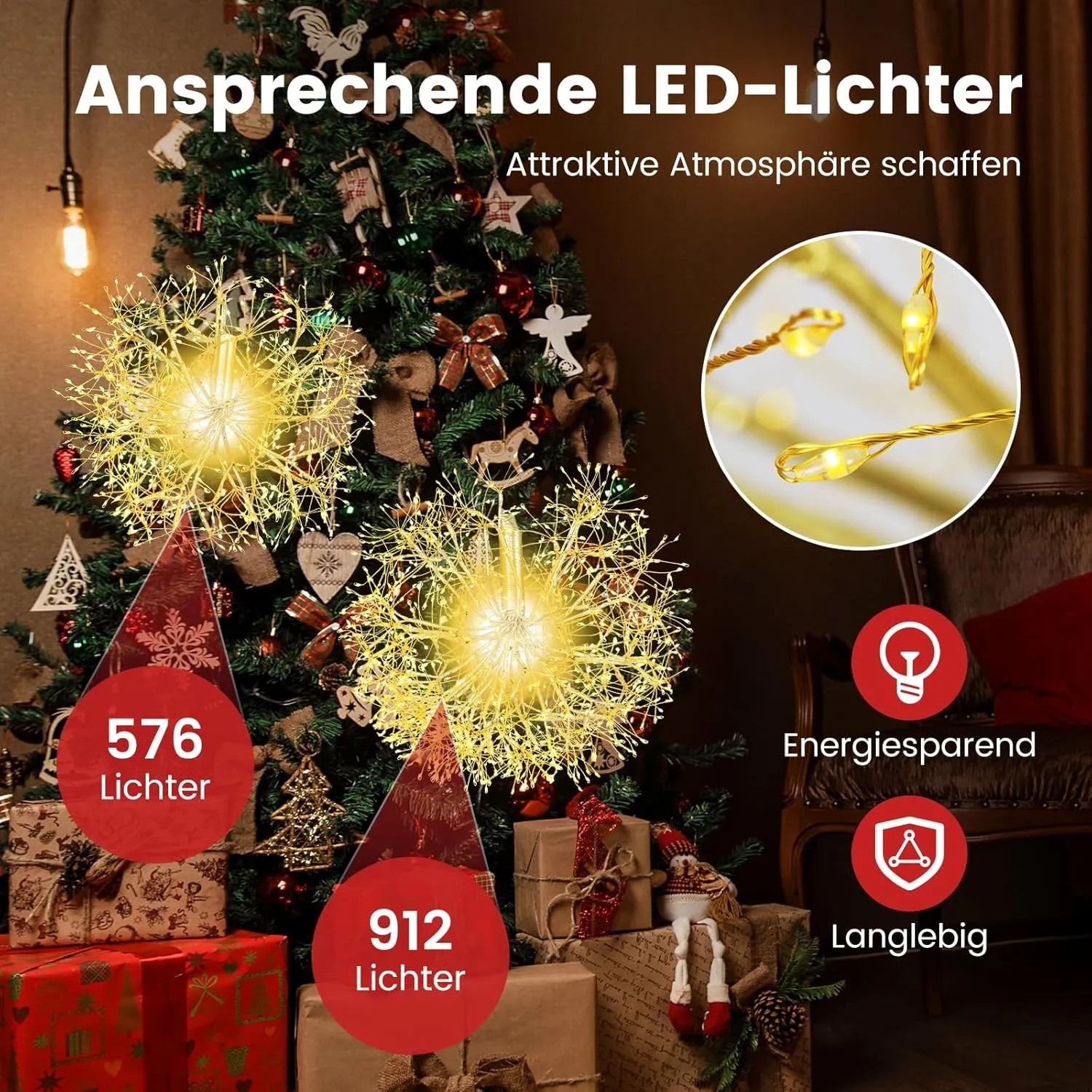 Zwei goldene LED-Leuchtkugeln in Pusteblumen-Design hängen als festliche Weihnachtsdekoration vor einem Baum.