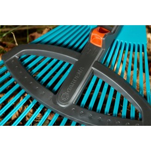 Gardena Combisystem Verstellbesen aus Kunststoff, Zinkenabstand verstellbar.