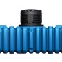4rain Flachtank Flat S 4.500 l: Blauer Erdtank mit schwarzer Schachtverlängerung und Tankabdeckung.