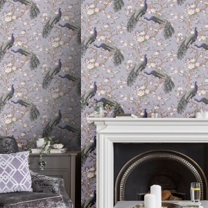 Laura Ashley Vliestapete Belvedere Pale Iris mit Pfauen und Blumenmuster.