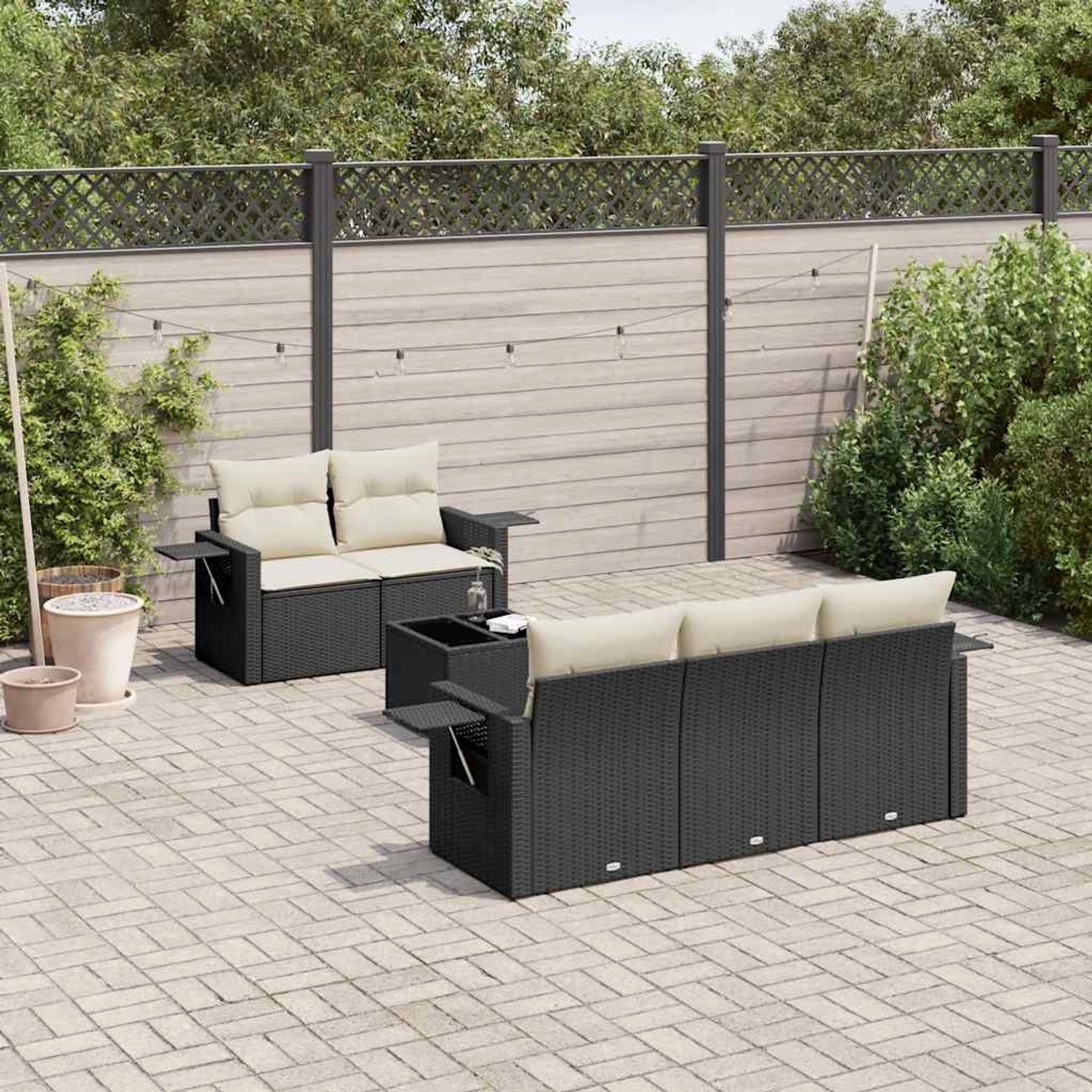 Schwarze 6-tlg. vidaXL Garten-Sofagarnitur aus Rattan mit cremeweißen Kissen und Tisch.