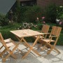 Siena Garden Klappsessel Falun, beige, aus Akazienholz mit Gartentisch und zwei Stühlen.