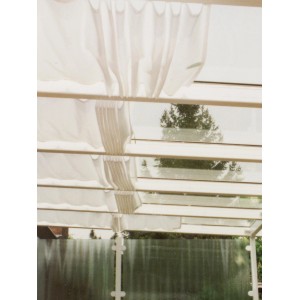 Weißes Floracord Vierecksonnensegel (330x91cm) als variabler Sonnen- und Sichtschutz.