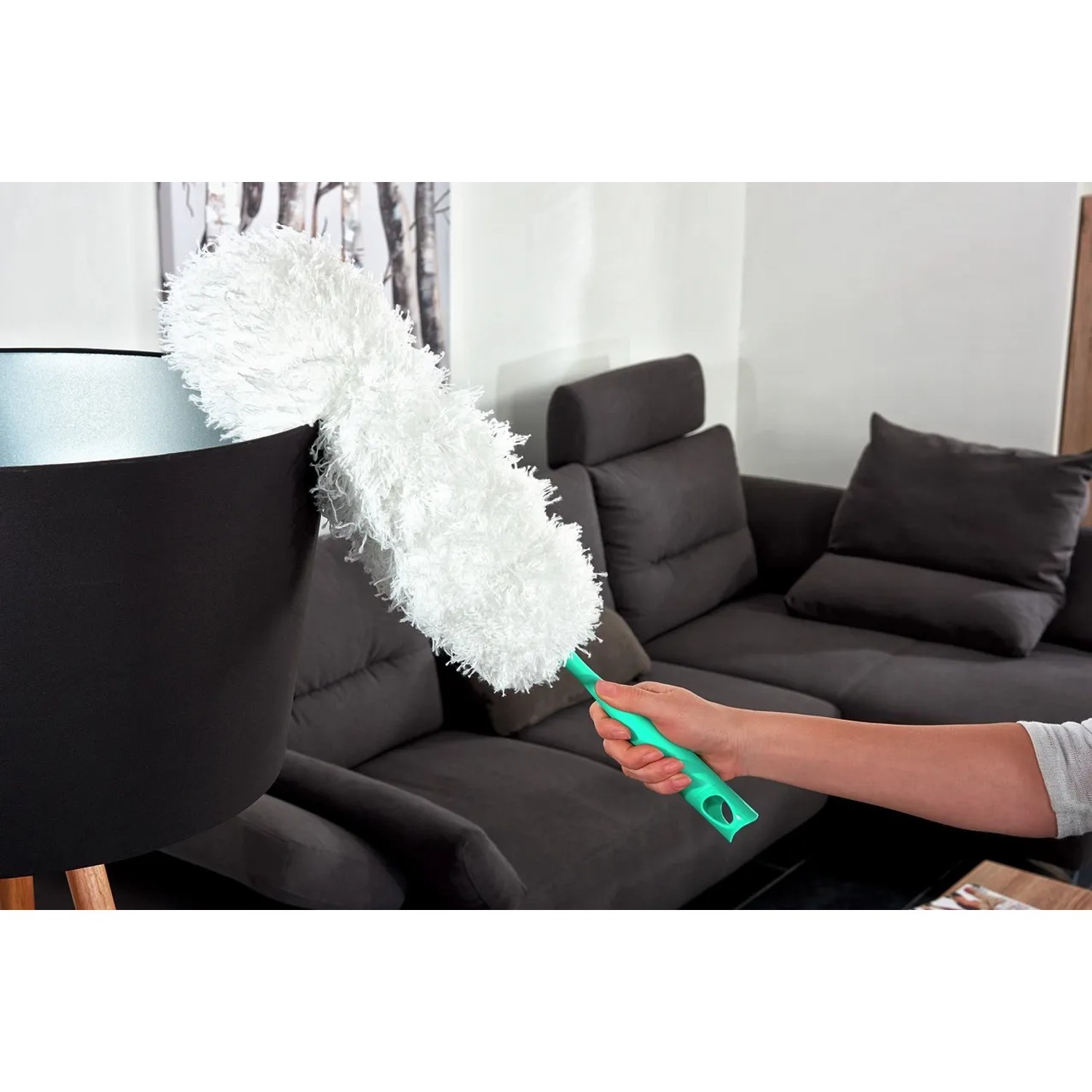 Leifheit Staubwedel Duster XL im Einsatz: Staub entfernen leicht gemacht mit dem Reinigungsgerät.