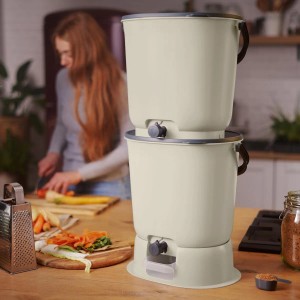 Skaza Biomülleimer Bokashi Essential 2er Set in Cremeweiß für die Küche.