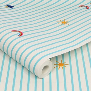 Joules Vliestapete mit Wetter-Motiven auf blau-weiß gestreiftem Grund.