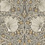 Graue William Morris Vliestapete Pimpernel mit floralem Muster aus Tulpen und Pimpernellblüten.