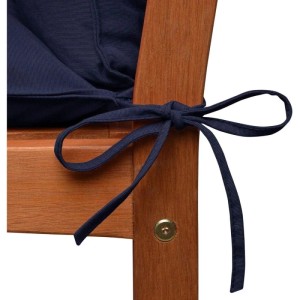 Dunkelblaue Beautissu Flair DC Deckchairauflage, mit Schleife am Holzrahmen befestigt. Detail des Befestigungsbandes für Gartenstuhlauflagen.