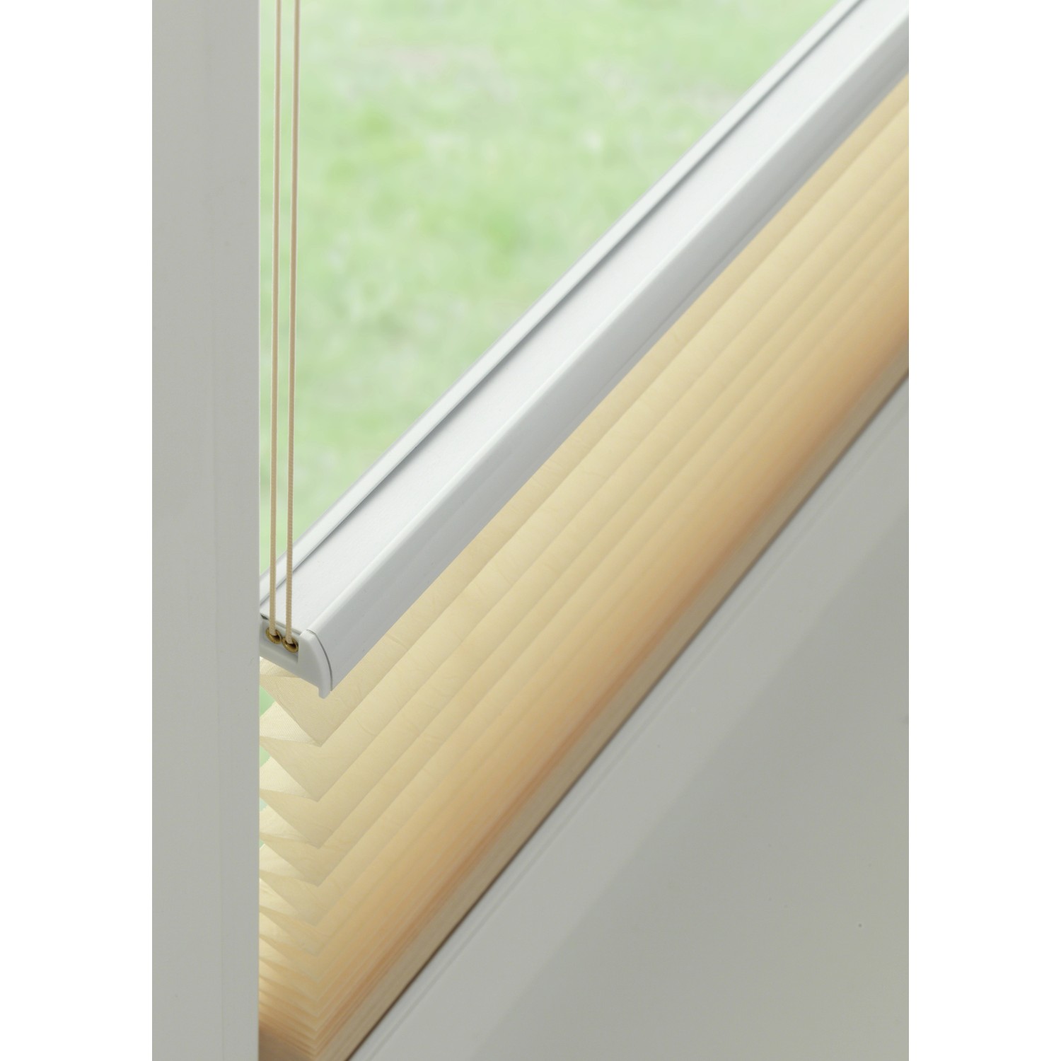Beiges Gardinia Plissee Concept Tageslicht, 90x130 cm, am Fenster montiert.